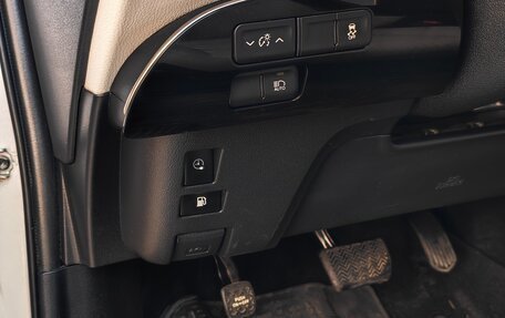 Toyota Prius IV XW50, 2016 год, 1 850 000 рублей, 11 фотография