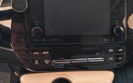 Toyota Prius IV XW50, 2016 год, 1 850 000 рублей, 12 фотография