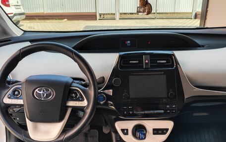 Toyota Prius IV XW50, 2016 год, 1 850 000 рублей, 13 фотография