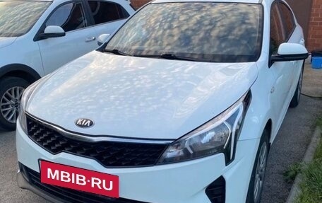 KIA Rio IV, 2021 год, 1 550 000 рублей, 1 фотография