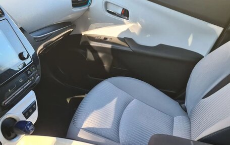 Toyota Prius IV XW50, 2016 год, 1 850 000 рублей, 27 фотография
