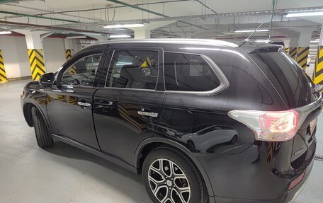 Mitsubishi Outlander III рестайлинг 3, 2014 год, 1 790 000 рублей, 2 фотография