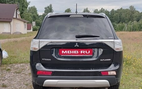 Mitsubishi Outlander III рестайлинг 3, 2014 год, 1 790 000 рублей, 12 фотография