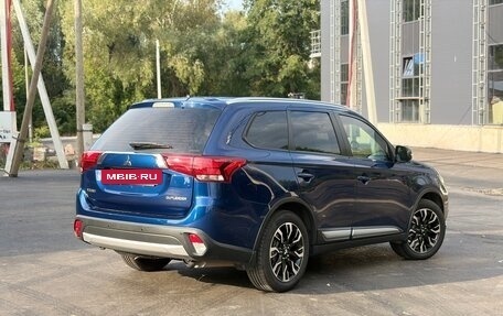 Mitsubishi Outlander III рестайлинг 3, 2015 год, 1 800 000 рублей, 4 фотография