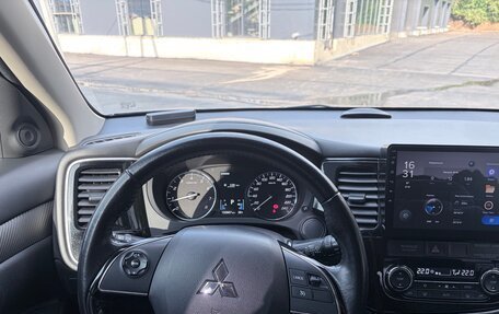 Mitsubishi Outlander III рестайлинг 3, 2015 год, 1 800 000 рублей, 10 фотография