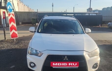 Mitsubishi Outlander III рестайлинг 3, 2011 год, 899 000 рублей, 10 фотография