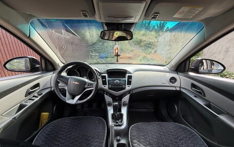Chevrolet Cruze II, 2010 год, 700 000 рублей, 3 фотография