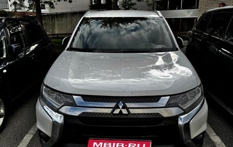 Mitsubishi Outlander III рестайлинг 3, 2018 год, 1 999 999 рублей, 1 фотография