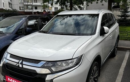 Mitsubishi Outlander III рестайлинг 3, 2018 год, 1 999 999 рублей, 2 фотография