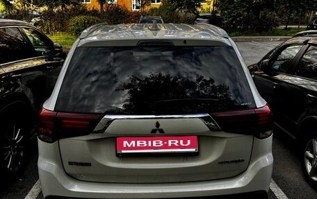 Mitsubishi Outlander III рестайлинг 3, 2018 год, 1 999 999 рублей, 4 фотография
