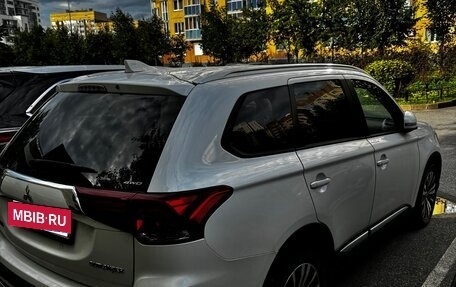 Mitsubishi Outlander III рестайлинг 3, 2018 год, 1 999 999 рублей, 3 фотография
