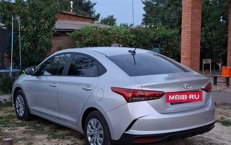 Hyundai Solaris II рестайлинг, 2021 год, 1 900 000 рублей, 4 фотография