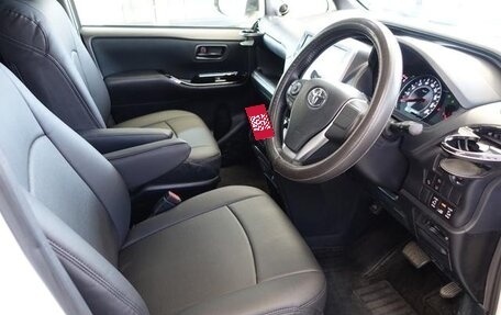 Toyota Noah III, 2017 год, 1 391 008 рублей, 9 фотография