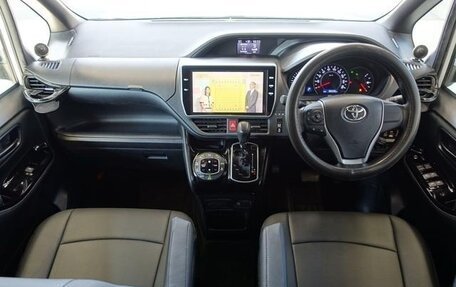 Toyota Noah III, 2017 год, 1 391 008 рублей, 13 фотография