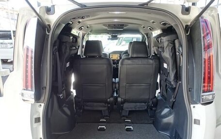 Toyota Noah III, 2017 год, 1 391 008 рублей, 26 фотография
