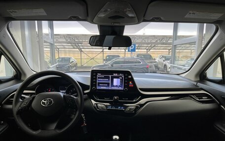 Toyota C-HR I рестайлинг, 2021 год, 2 200 000 рублей, 8 фотография