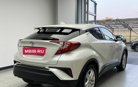 Toyota C-HR I рестайлинг, 2021 год, 2 200 000 рублей, 4 фотография