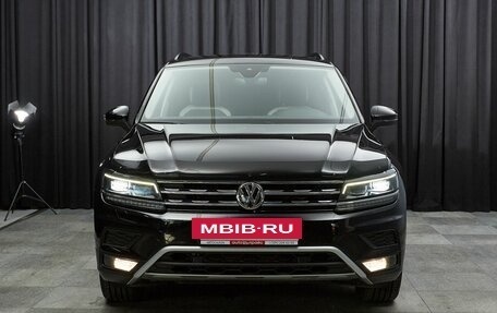 Volkswagen Tiguan II, 2019 год, 2 399 000 рублей, 2 фотография