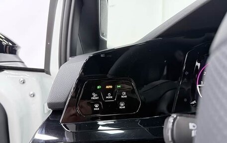 Volkswagen Golf VIII, 2022 год, 1 910 000 рублей, 23 фотография