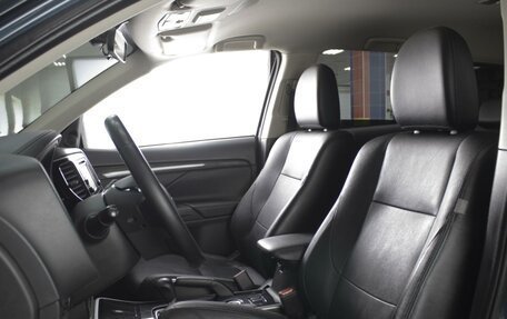 Mitsubishi Outlander III рестайлинг 3, 2017 год, 1 590 000 рублей, 8 фотография