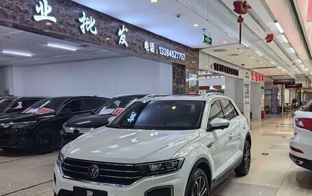 Volkswagen T-Roc I, 2022 год, 1 784 010 рублей, 2 фотография