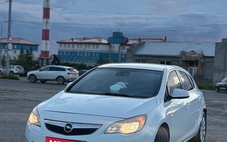 Opel Astra J, 2011 год, 620 000 рублей, 2 фотография