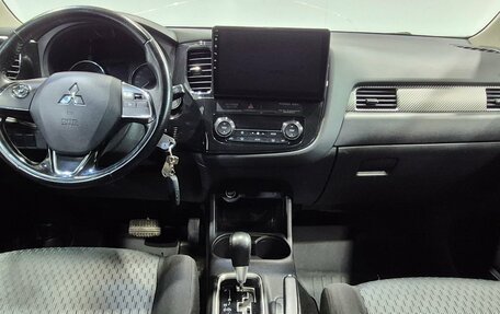 Mitsubishi Outlander III рестайлинг 3, 2015 год, 1 485 000 рублей, 10 фотография