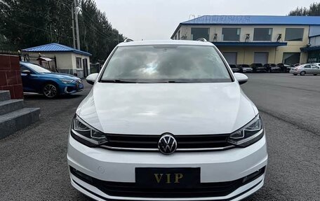 Volkswagen Touran III, 2021 год, 1 570 000 рублей, 2 фотография