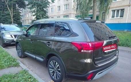 Mitsubishi Outlander III рестайлинг 3, 2020 год, 2 290 000 рублей, 3 фотография