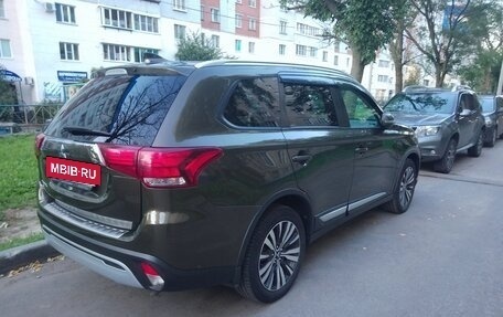 Mitsubishi Outlander III рестайлинг 3, 2020 год, 2 290 000 рублей, 4 фотография