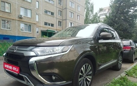 Mitsubishi Outlander III рестайлинг 3, 2020 год, 2 290 000 рублей, 10 фотография