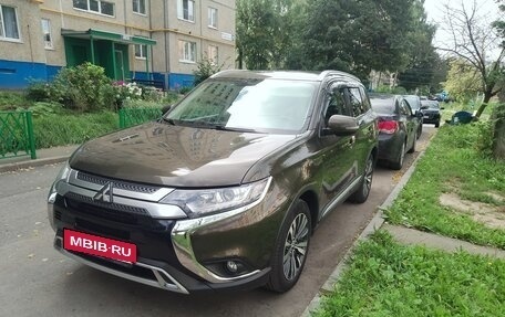 Mitsubishi Outlander III рестайлинг 3, 2020 год, 2 290 000 рублей, 12 фотография