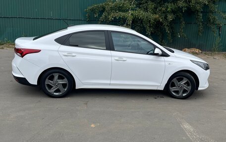 Hyundai Solaris II рестайлинг, 2021 год, 1 600 000 рублей, 11 фотография