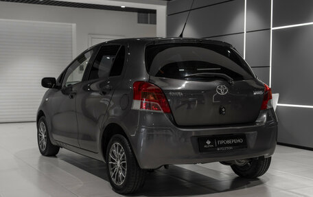 Toyota Yaris III рестайлинг, 2009 год, 760 000 рублей, 4 фотография