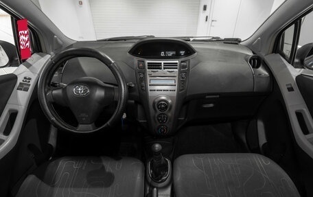 Toyota Yaris III рестайлинг, 2009 год, 760 000 рублей, 8 фотография