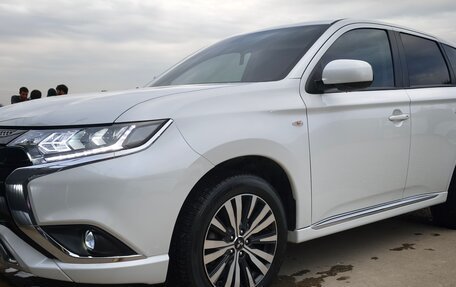Mitsubishi Outlander III рестайлинг 3, 2022 год, 2 350 000 рублей, 1 фотография