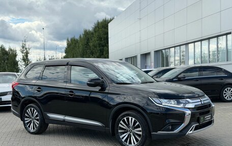 Mitsubishi Outlander III рестайлинг 3, 2019 год, 2 200 000 рублей, 3 фотография