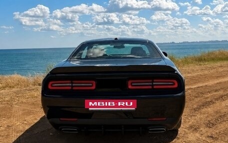 Dodge Challenger III рестайлинг 2, 2020 год, 3 120 000 рублей, 2 фотография