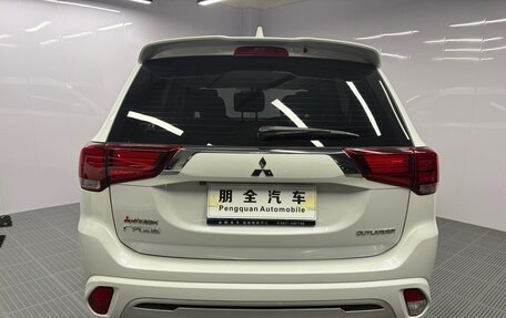 Mitsubishi Outlander III рестайлинг 3, 2022 год, 1 620 000 рублей, 5 фотография
