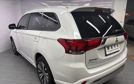 Mitsubishi Outlander III рестайлинг 3, 2022 год, 1 620 000 рублей, 4 фотография
