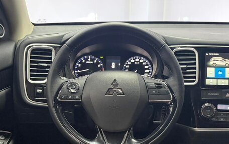 Mitsubishi Outlander III рестайлинг 3, 2022 год, 1 620 000 рублей, 10 фотография