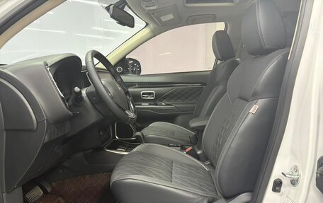 Mitsubishi Outlander III рестайлинг 3, 2022 год, 1 620 000 рублей, 7 фотография