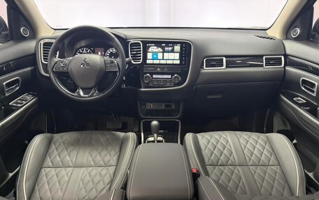 Mitsubishi Outlander III рестайлинг 3, 2022 год, 1 620 000 рублей, 11 фотография