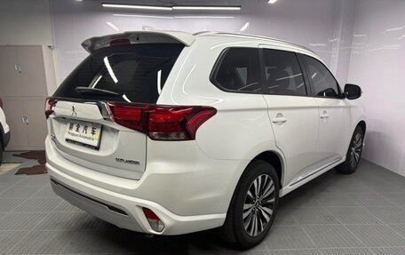 Mitsubishi Outlander III рестайлинг 3, 2022 год, 1 620 000 рублей, 6 фотография
