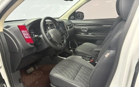 Mitsubishi Outlander III рестайлинг 3, 2022 год, 1 620 000 рублей, 8 фотография