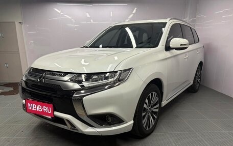 Mitsubishi Outlander III рестайлинг 3, 2022 год, 1 620 000 рублей, 3 фотография