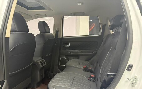 Mitsubishi Outlander III рестайлинг 3, 2022 год, 1 620 000 рублей, 17 фотография