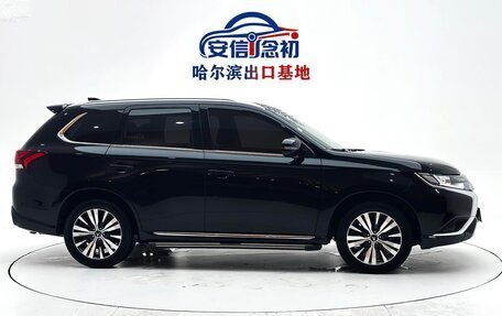 Mitsubishi Outlander III рестайлинг 3, 2022 год, 1 600 000 рублей, 8 фотография