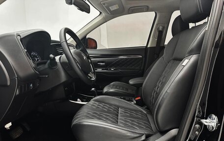 Mitsubishi Outlander III рестайлинг 3, 2022 год, 1 600 000 рублей, 11 фотография
