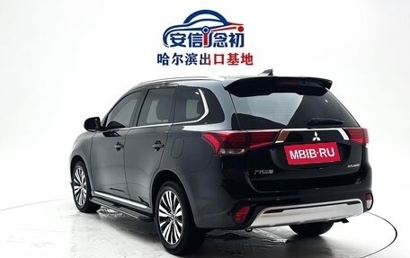 Mitsubishi Outlander III рестайлинг 3, 2022 год, 1 600 000 рублей, 5 фотография
